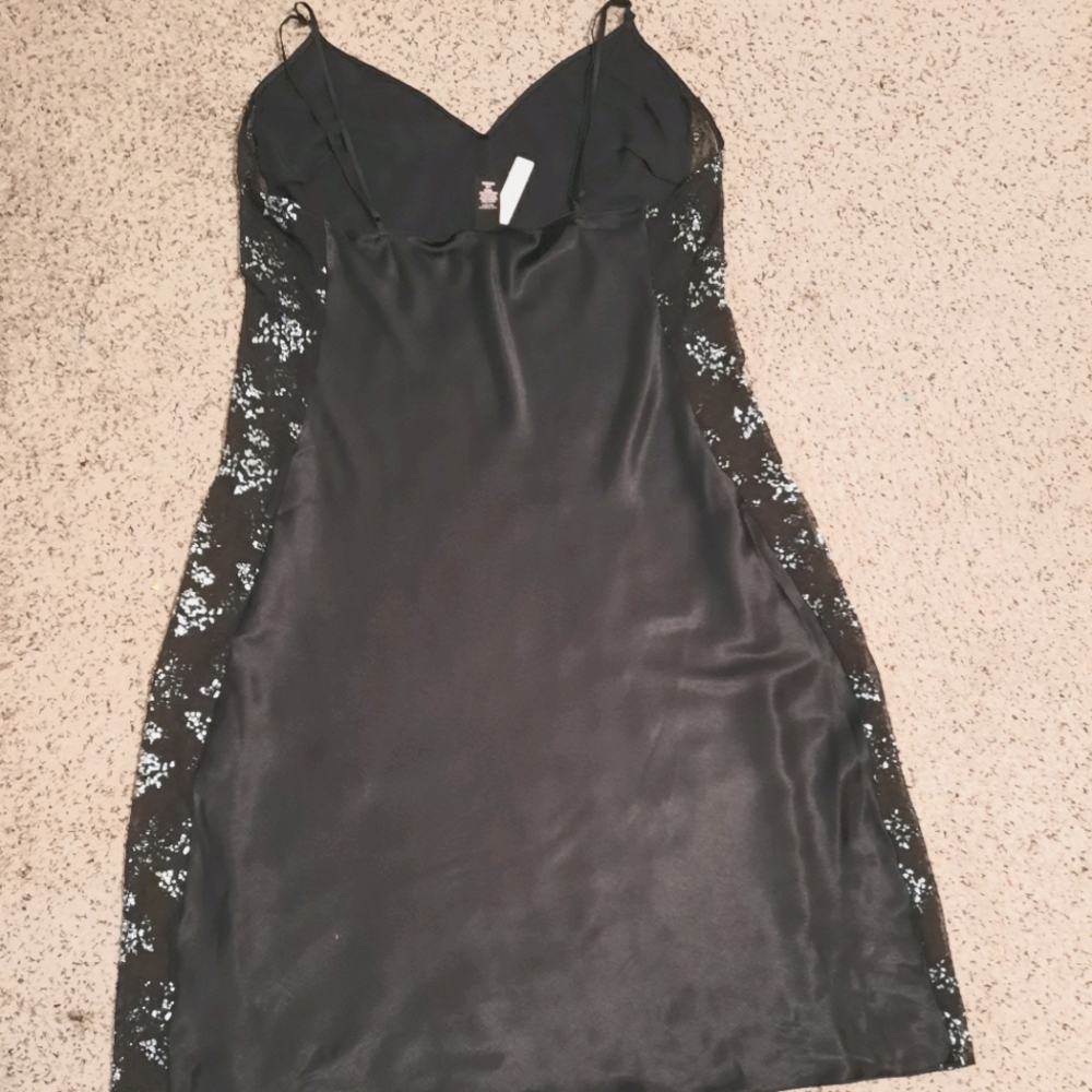 Victoria's Secret - Picture 2 of 3